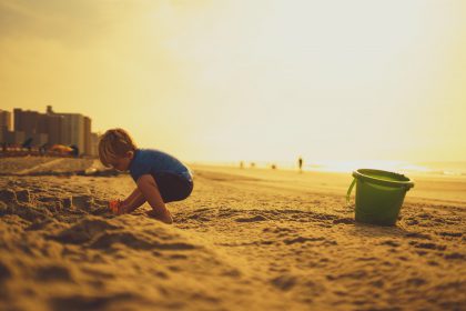 Dziecko na plaży.
