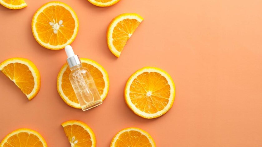 Serum z witaminą C leży na obok pokrojonych pomarańczy